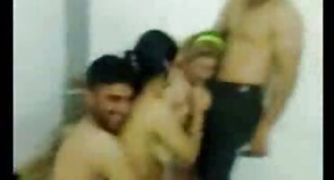 একটি সেক্সি বিএফ বাংলা টাক মালিশ তার ভগ একটি ছোট চুল কাটা সঙ্গে একটি অল্প বয়স্ক মেয়ে fucked