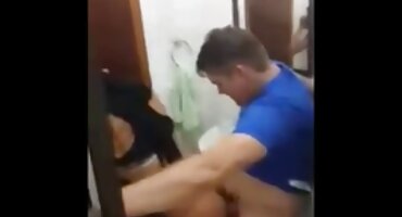 একটি সান্ত্বনাদায়ক মোরগ সঙ্গে একটি দুঃখী মা বিএফ সেক্সি fucked