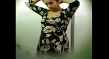 Busty মেয়ে একটি সরস টুপি বন্ধ jerks সেক্সি বিএফ এবং একটি প্রচণ্ড উত্তেজনা পায়