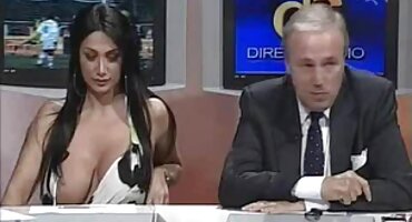 একটা সৎ বোন যখন সেক্সি ভিডিও দেখান এত সেক্সি, কিভাবে চাটবে না?