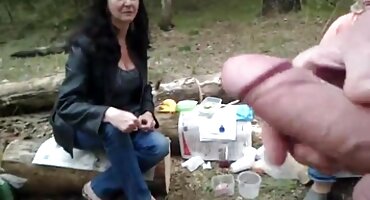 গেমার বোন তার প্যান্টি খুলে ফেলতে কিছু মনে করে বেঙ্গলি সেক্সি বিএফ না।