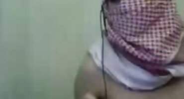 একজন হট স্বর্ণকেশী প্রতিবেশীকে সেক্সি ভিডিও দেখান প্রলুব্ধ করে এবং তার স্ত্রী না দেখলেও তার সাথে সেক্স করে।